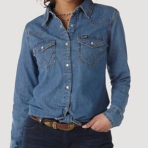 Wrangler denim shirt. Snap front.